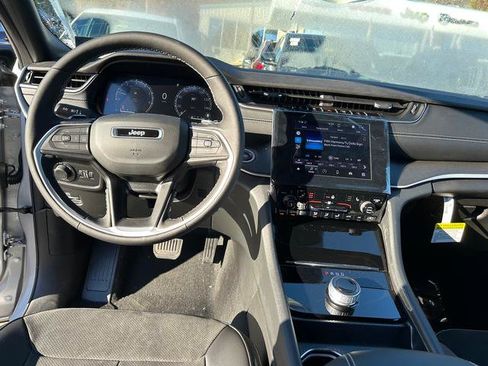 New 2025 Jeep Grand Cherokee Altitude image 11