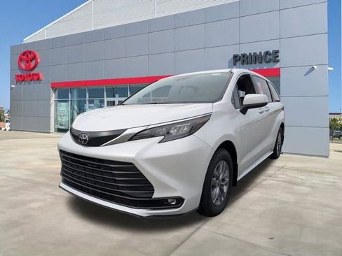 New 2026 Toyota Sienna XLE image 8