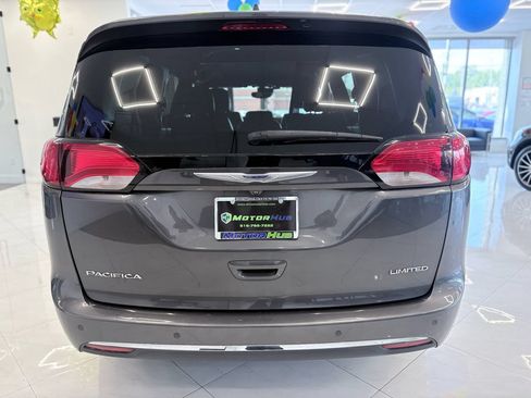 Used 2020 Chrysler Pacifica Limited w/ Tire & Wheel Group FWD image 11