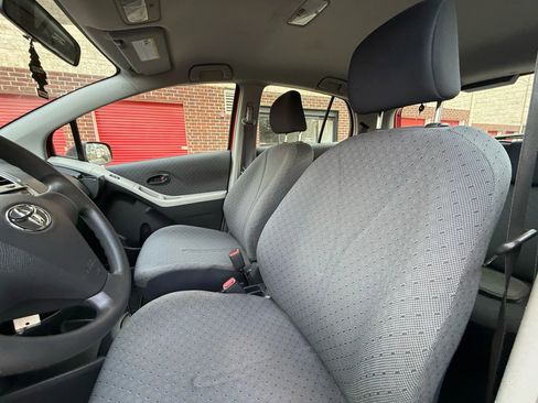 Used 2010 Toyota Yaris 4-Door Hatchback image 9