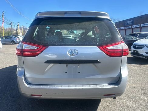 Used 2016 Toyota Sienna L image 4