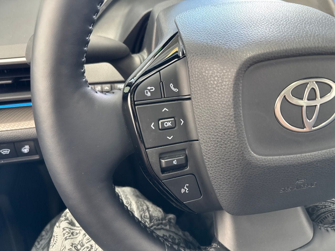 Used 2025 Toyota Prius XLE FWD image 19