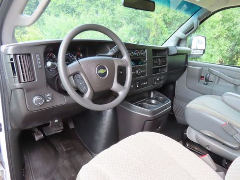 Used 2017 Chevrolet Express 3500 LT w/ LT Preferred Equipment Group RWD image 22