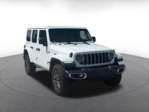 Used 2025 Jeep Wrangler Sahara image 3