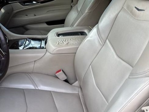 Used 2016 Cadillac Escalade Luxury AWD/4WD image 6