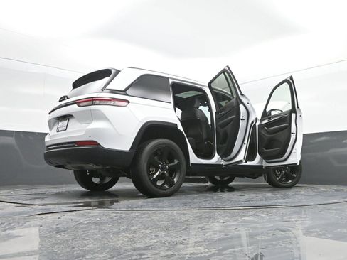 Used 2023 Jeep Grand Cherokee Altitude image 46