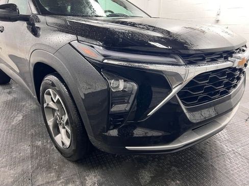 Used 2025 Chevrolet Trax LT w/ LT Convenience Package image 9