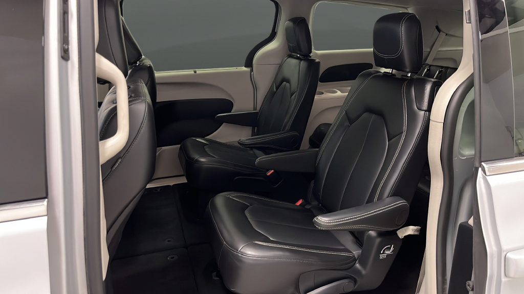 Used 2024 Chrysler Pacifica Touring-L FWD image 22