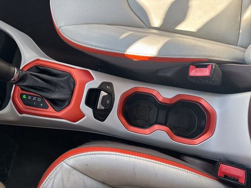 Used 2015 Jeep Renegade Limited image 24