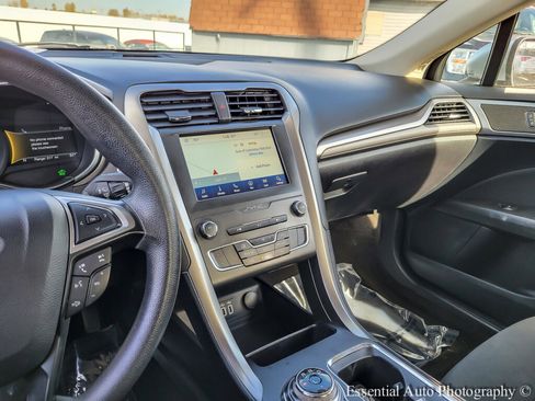Used 2020 Ford Fusion SE image 25