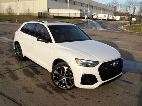 Used 2021 Audi SQ5 Premium Plus w/ Premium Plus Package image 2