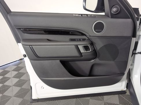 Used 2025 Land Rover Discovery S image 14