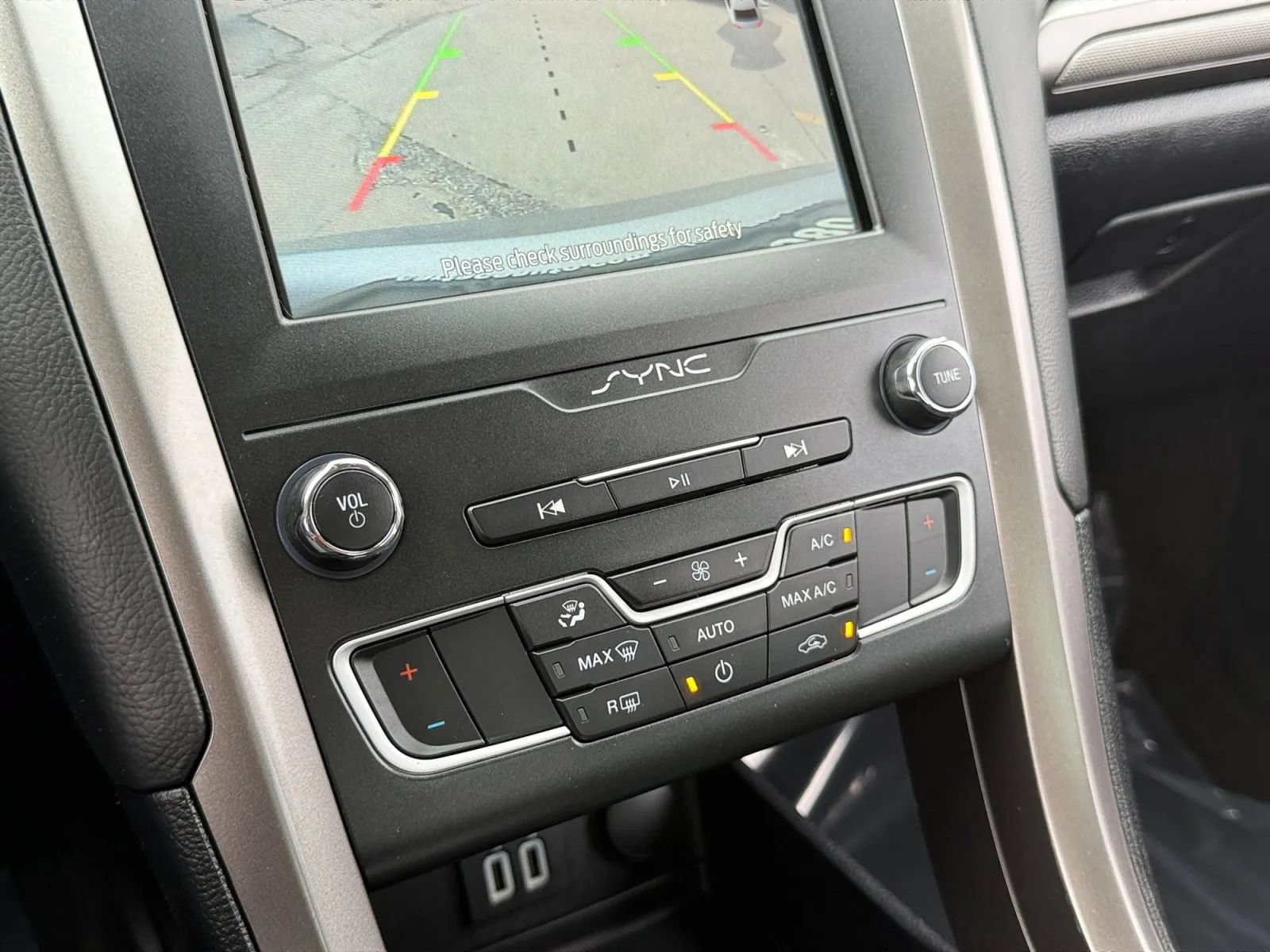 Used 2020 Ford Fusion SE FWD image 36