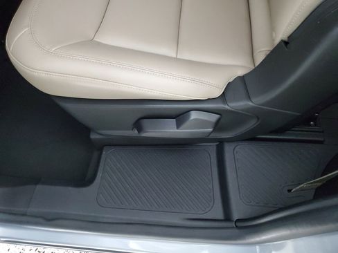 Used 2022 Ford Explorer XLT w/ Equipment Group 202A RWD image 13
