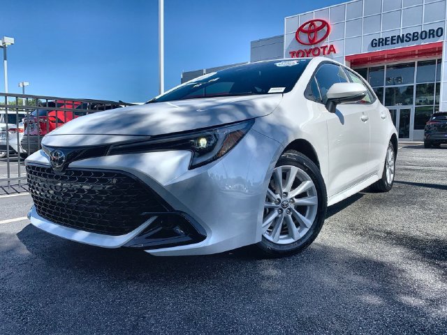 Used 2025 Toyota Corolla SE w/ SE Package FWD image 4