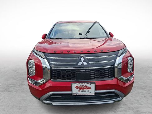 Used 2025 Mitsubishi Outlander SE image 2