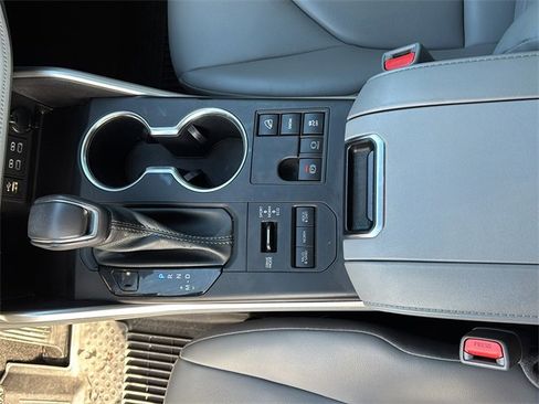 Certified 2023 Toyota Highlander XLE image 17