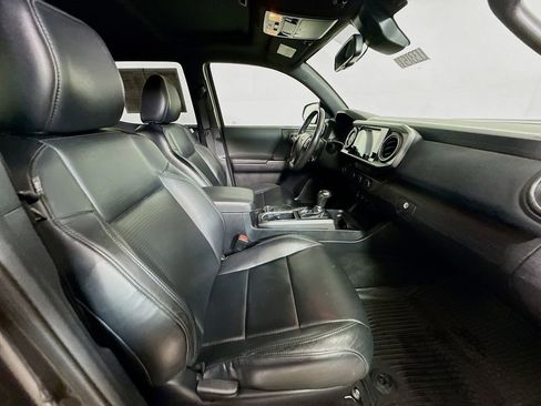 Used 2018 Toyota Tacoma TRD Sport w/ TRD Premium Sport Package image 28