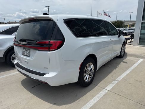 Used 2023 Chrysler Pacifica Touring-L AWD/4WD image 4