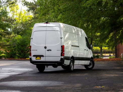 Used 2022 Mercedes-Benz Sprinter 2500 image 4
