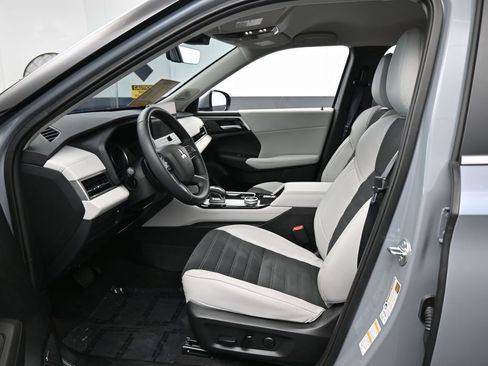 Used 2025 Mitsubishi Outlander SE FWD image 11