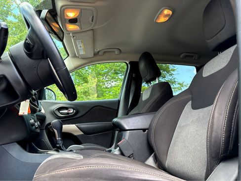 Used 2018 Jeep Cherokee Latitude w/ Altitude Package FWD image 5