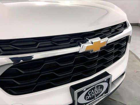 Used 2025 Chevrolet Trax LT w/ LT Convenience Package image 28