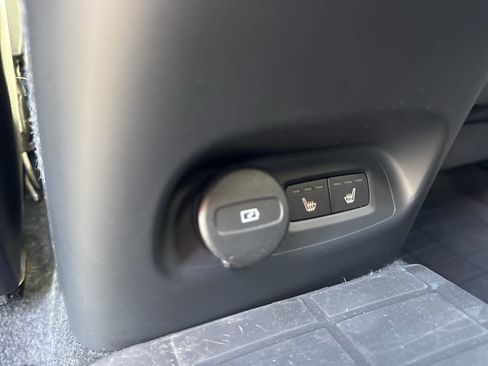 Used 2023 Volvo XC40 Recharge Ultimate w/ Protection Package Premier AWD/4WD image 35