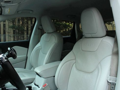 Used 2020 Jeep Cherokee Limited FWD image 16