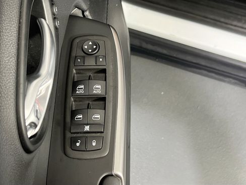 Used 2022 Jeep Cherokee Limited AWD/4WD image 17