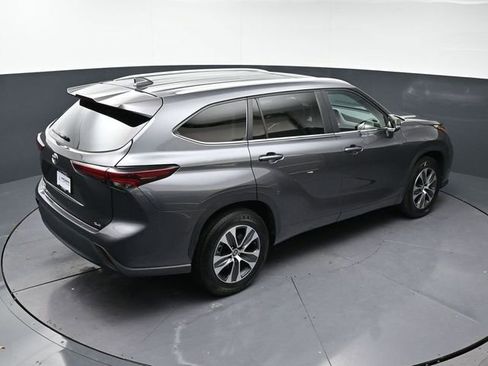 Used 2024 Toyota Highlander XLE image 30