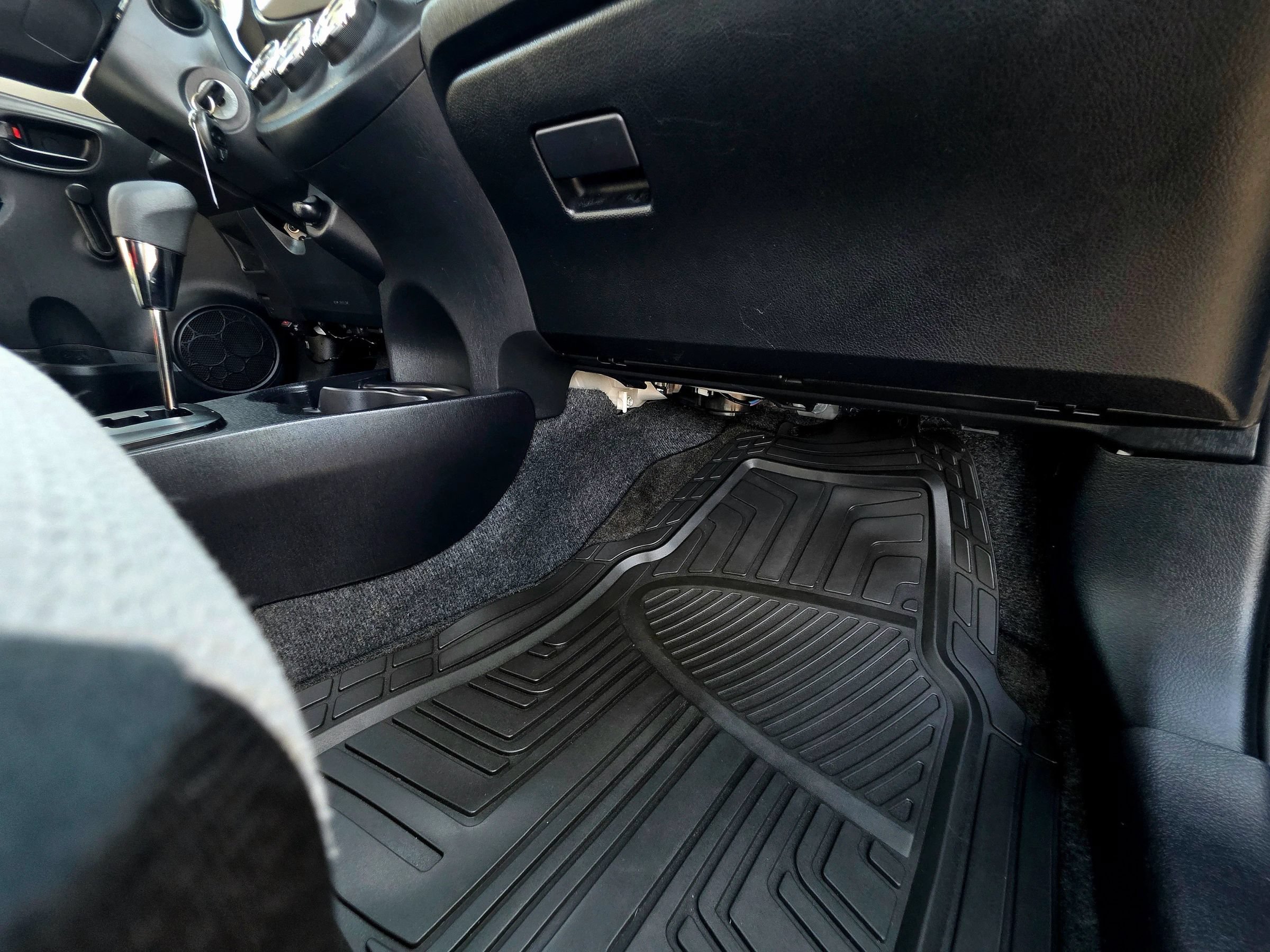 Used 2013 Toyota Yaris L FWD image 46