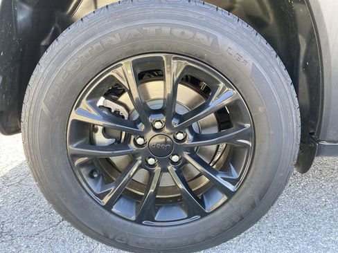 Used 2023 Jeep Cherokee Altitude Lux image 44