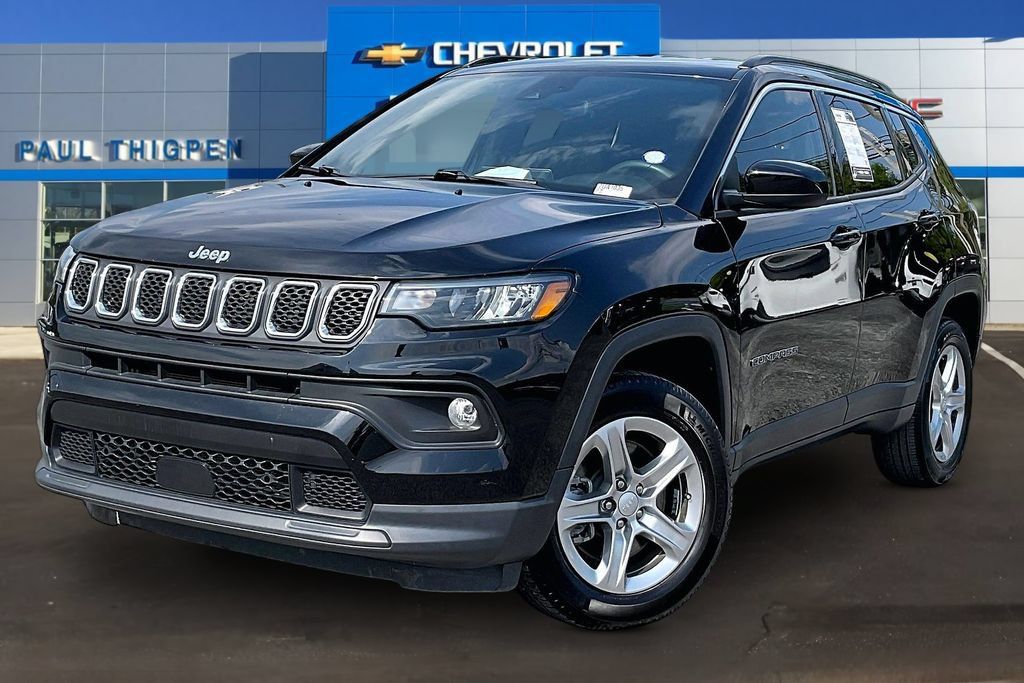 Used 2023 Jeep Compass Latitude AWD/4WD image 3