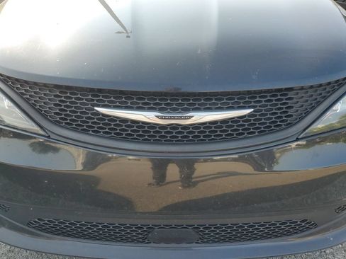 Used 2022 Chrysler Voyager LX FWD image 5
