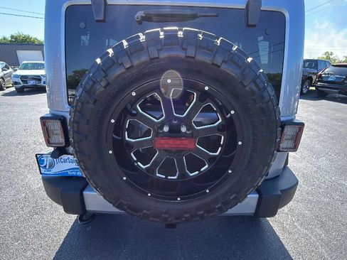 Used 2016 Jeep Wrangler Unlimited Rubicon w/ Connectivity Group AWD/4WD image 42
