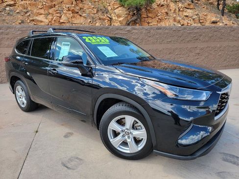 Used 2022 Toyota Highlander L FWD image 3