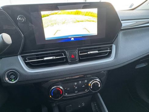 Used 2025 Chevrolet TrailBlazer LT w/ LT Cold Weather Package FWD image 9
