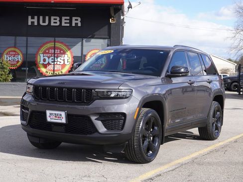 Used 2023 Jeep Grand Cherokee Altitude image 3