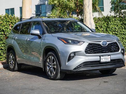 Used 2021 Toyota Highlander XLE AWD/4WD image 3