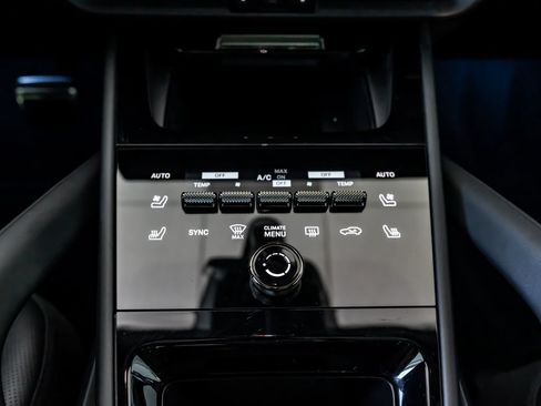 Certified 2025 Porsche Cayenne Turbo AWD/4WD image 22
