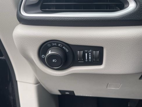 Used 2023 Chrysler Pacifica Touring-L FWD image 25