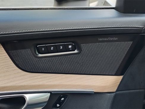 Certified 2025 Volvo XC90 B6 Plus image 9