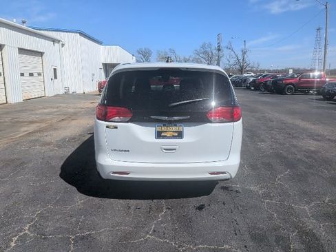 Used 2023 Chrysler Voyager LX image 4