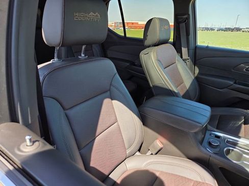 Used 2023 Chevrolet Traverse High Country AWD/4WD image 39