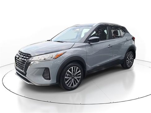 Used 2024 Nissan Kicks SV image 3