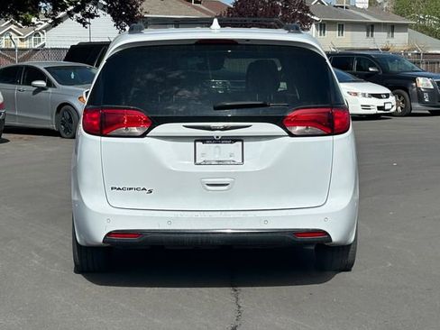 Used 2020 Chrysler Pacifica Touring-L Plus FWD image 5