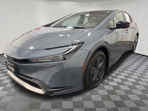 Used 2026 Toyota Prius Plug-In Hybrid FWD image 3