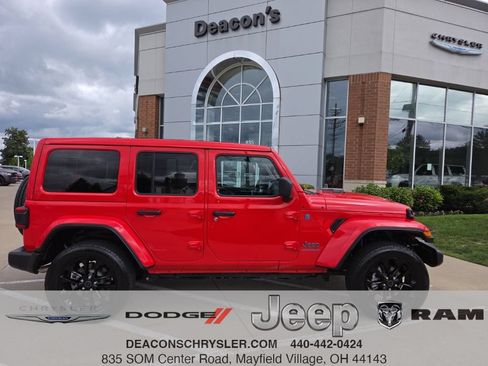 Certified 2025 Jeep Wrangler Unlimited Sahara w/ Safety Group AWD/4WD image 1