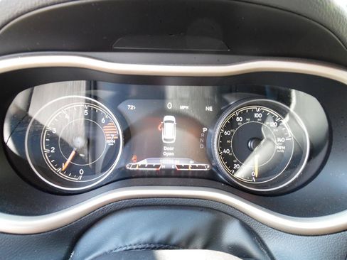 Used 2017 Jeep Cherokee Limited FWD image 14